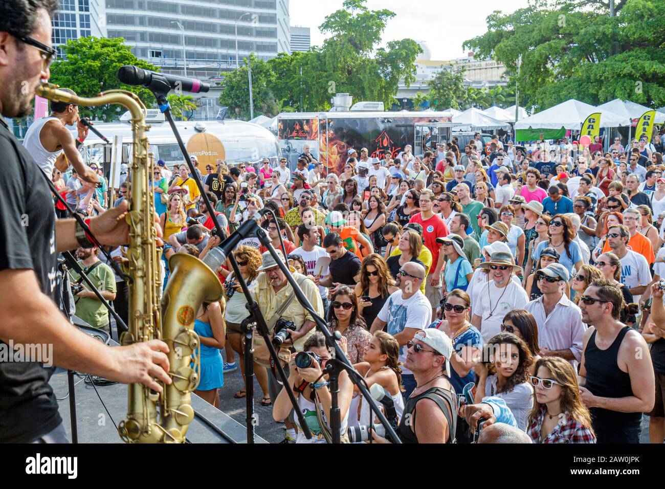 Miami Florida, Adrienne Arsht Center for the Performing Arts, Herbst für das Arts Festival, Live-Performance, Latino-Funkband Ozomatli, Publikum, Saxophon p Stockfoto