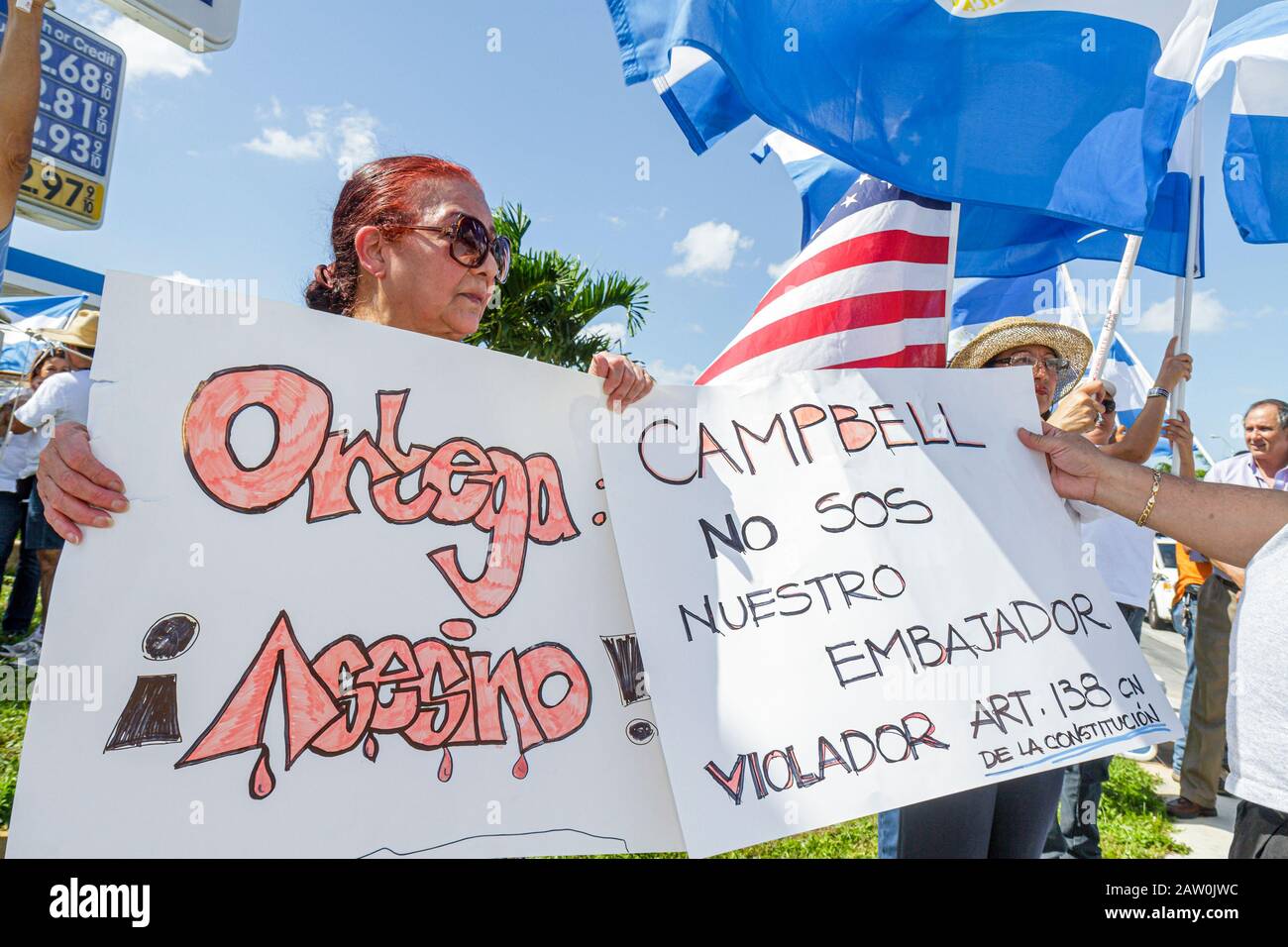 Miami Florida,Protest,Hispanic Latin Latino ethnische ImmigrantInnen Minderheit,protestierende Straße benannt nach korruptem nicaraguanischen General,Flagge,Protest Stockfoto