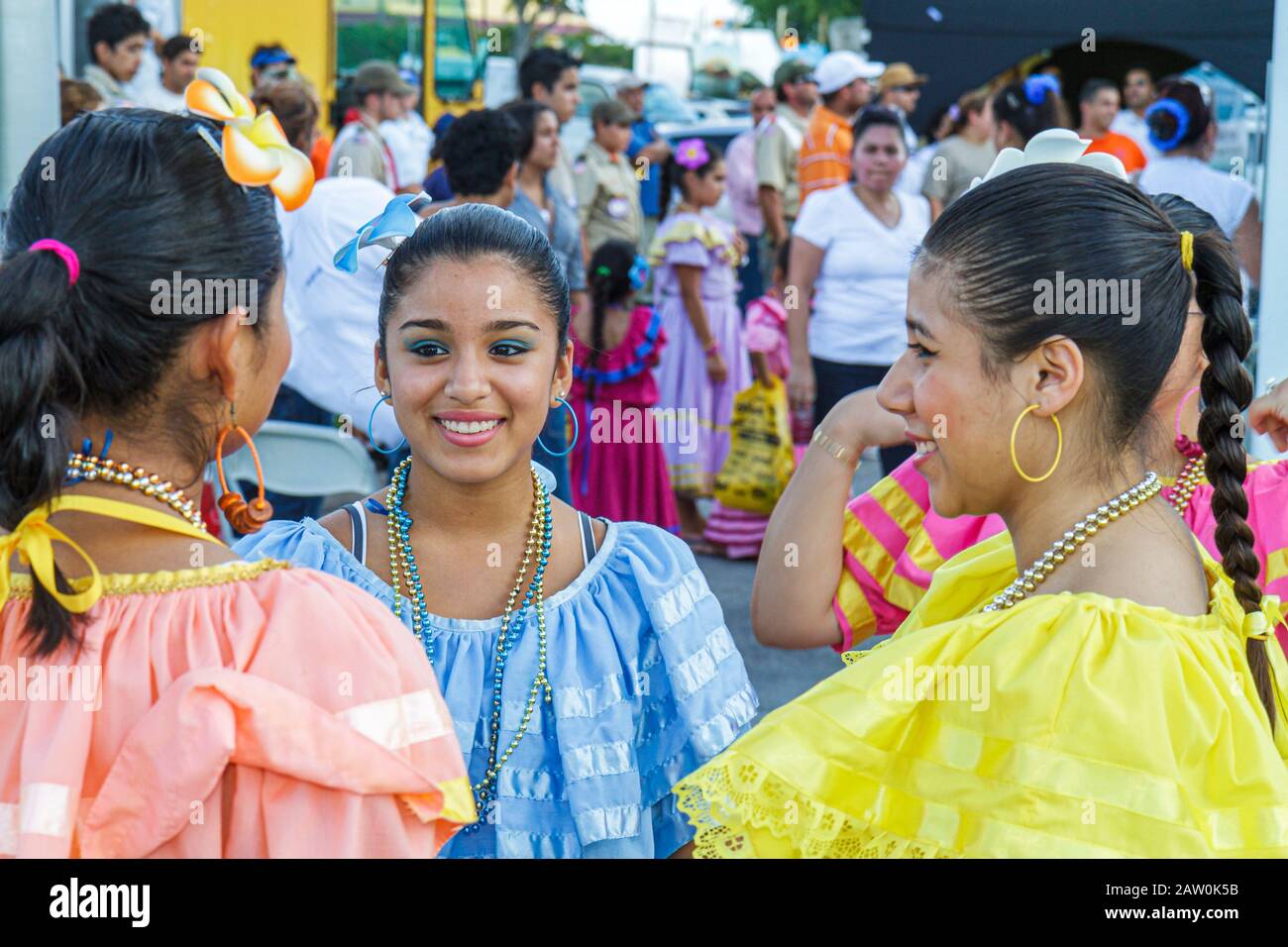 Miami Florida, Kunst auf der Straße, Unabhängigkeitstag Mittelamerikas und Mexikos Tag der kulturellen Integration, hispanischer nicaraguanischer Dresser, Teenager Teenageralter Stockfoto