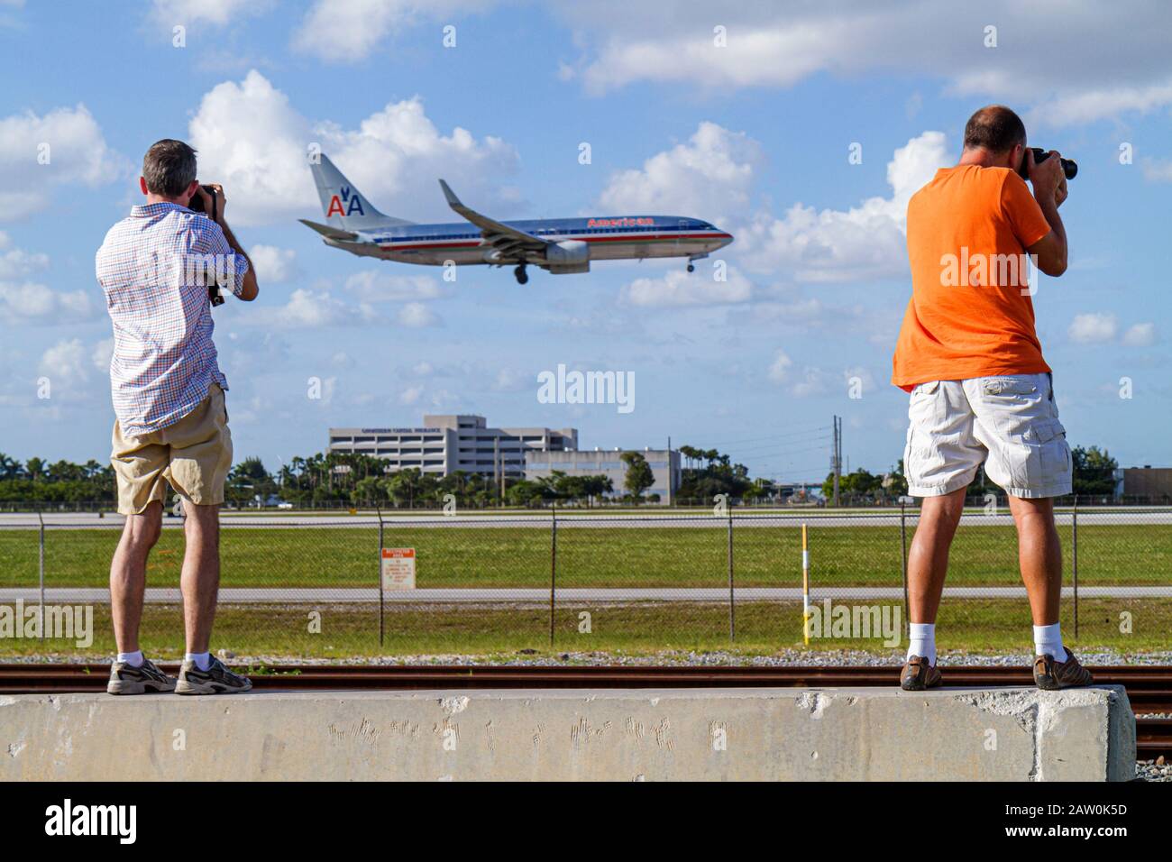 Miami Florida International Airport MIA, Flugzeug Plane Spotter, Erwachsene Erwachsene Männer Mann, Kamera, digital, Landung, Verkehrsflugzeug Flugzeug Flugzeug Luft Stockfoto