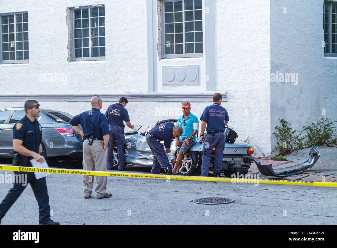 Miami Beach Florida, vierte 4th Street, Autounfall, Schaden, Cabrio-Sportwagen, BMW, Sanitäter, EMC, Polizei, Polizist, FL100919079 Stockfoto