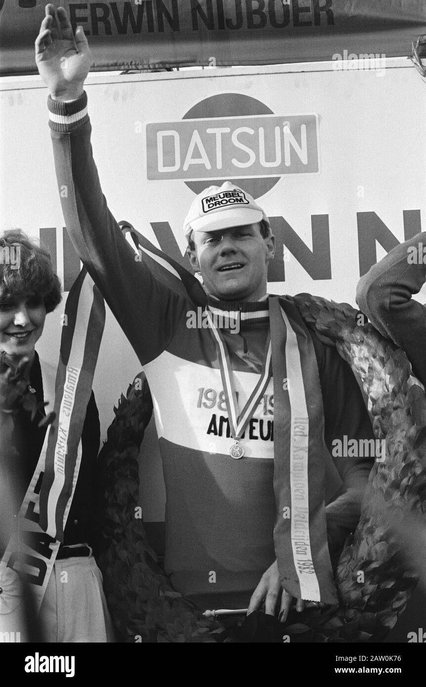 Niederländischer Kampioensschap Cyclo Hague. 30.31 Snoeijink jubelt mit Kranz bis heute: 31. Januar 1982 Ort: Den Haag, Südholland Schlüsselwörter: Cyclocross Personenname: Snoeyink, Herman Stockfoto