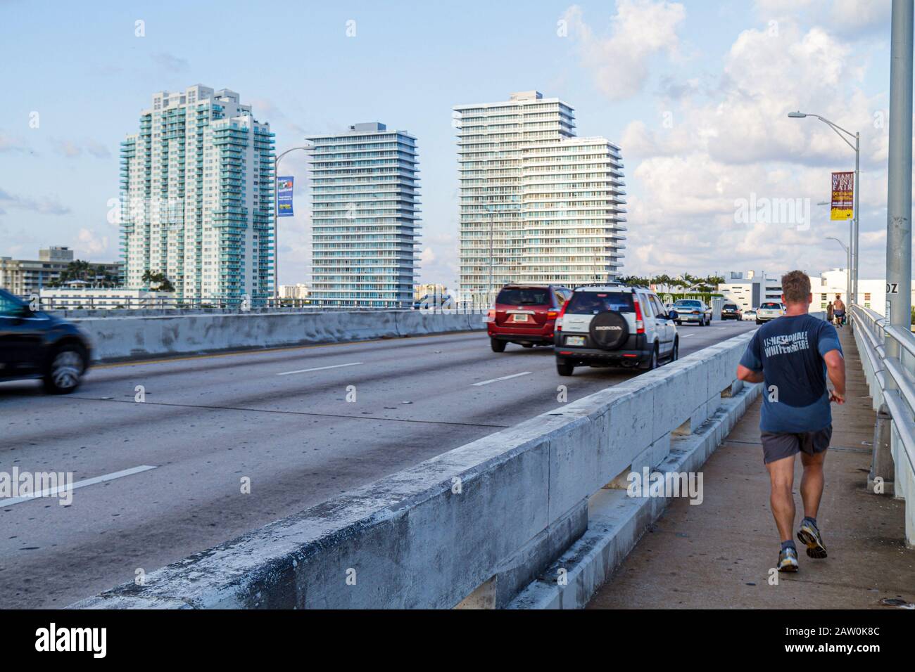 Miami Beach Florida, MacArthur Causeway, Verkehr, Fahrzeuge, Besucher reisen Reise Reise Tourismus Tourismus Wahrzeichen Kultur Kultur Kultur, Urlaub gr Stockfoto