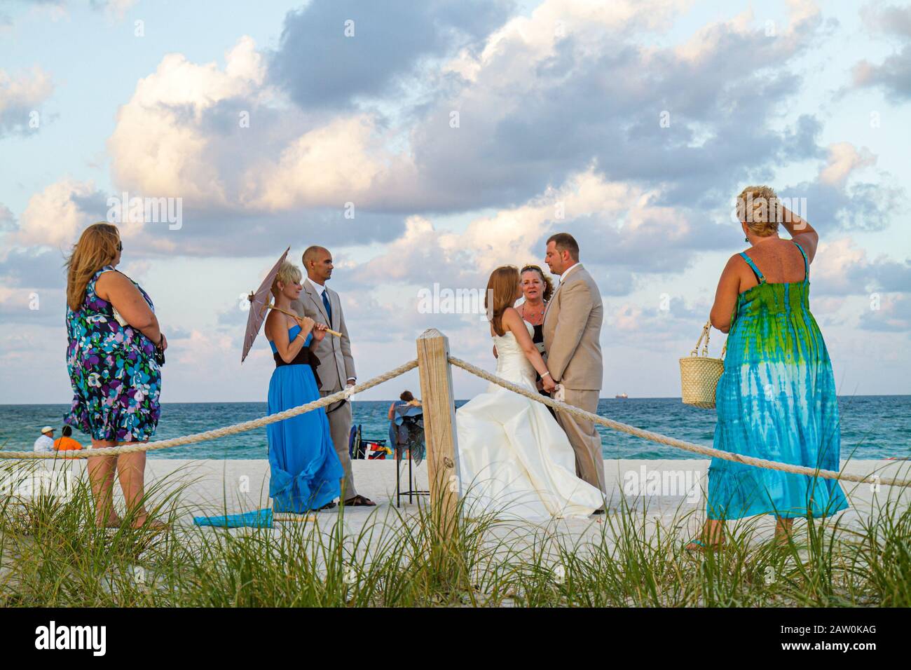 Miami Beach Florida, South Pointe Park, Point, Hochzeit, Zeremonie, öffentliche Strände, Gelübde, Braut, Bräutigam, Gäste, draußen, Wolken, Besucher reisen Stockfoto