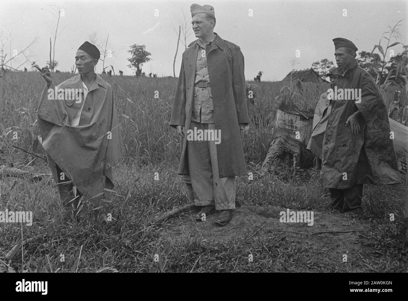 Fotoreportage Palembang holländische Soldaten im Gespräch mit einem Indonesier mit peci und Rain cape Datum: Januar 1947 Ort: Indonesien, Niederländische Ostindien, Palembang, Sumatra: Unbekannt/DLC Urheberrechtsinhaber: National Archives Material Typ: Negativ (schwarz/weiß) Archivnummer: Siehe Zugang 2.24.04.03 Stockfoto