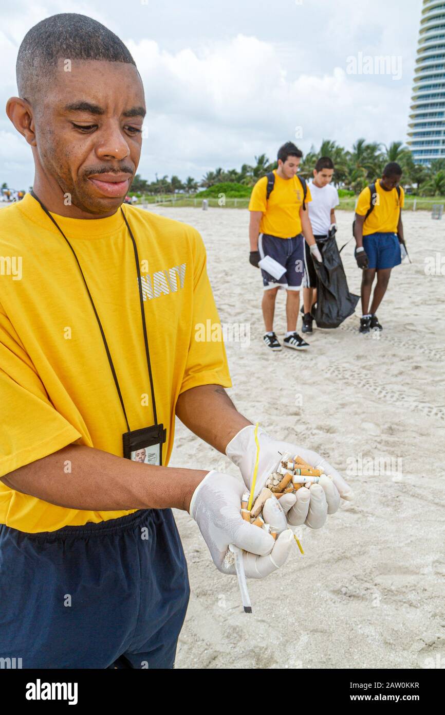 Miami Beach, Florida, Coastal Cleanup Day, Freiwillige Freiwillige Freiwillige arbeiten als Arbeiter, arbeiten zusammen, um Hilfe zu leisten, helfen Abfall, Müll, Pollu Stockfoto