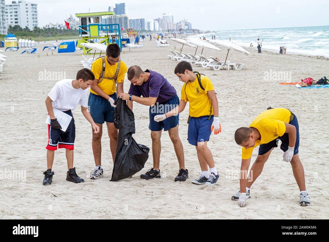 Miami Beach, Florida, Coastal Cleanup Day, Freiwillige Freiwillige ehrenamtlich ehrenamtlich arbeitende Arbeiter, Teamarbeit, die gemeinsam Hilfe leisten Stockfoto
