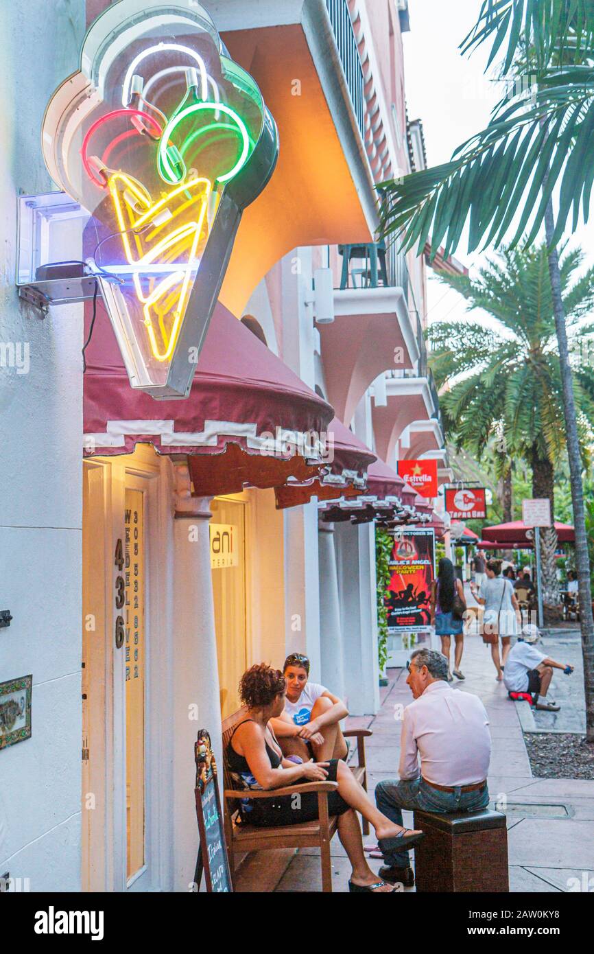 Miami Beach Florida, Espanola Way, Neonschild, Eiskegel, Besucher reisen Reise Reise Tourismus Wahrzeichen Kultur Kultur Kultur, Urlaub Stockfoto
