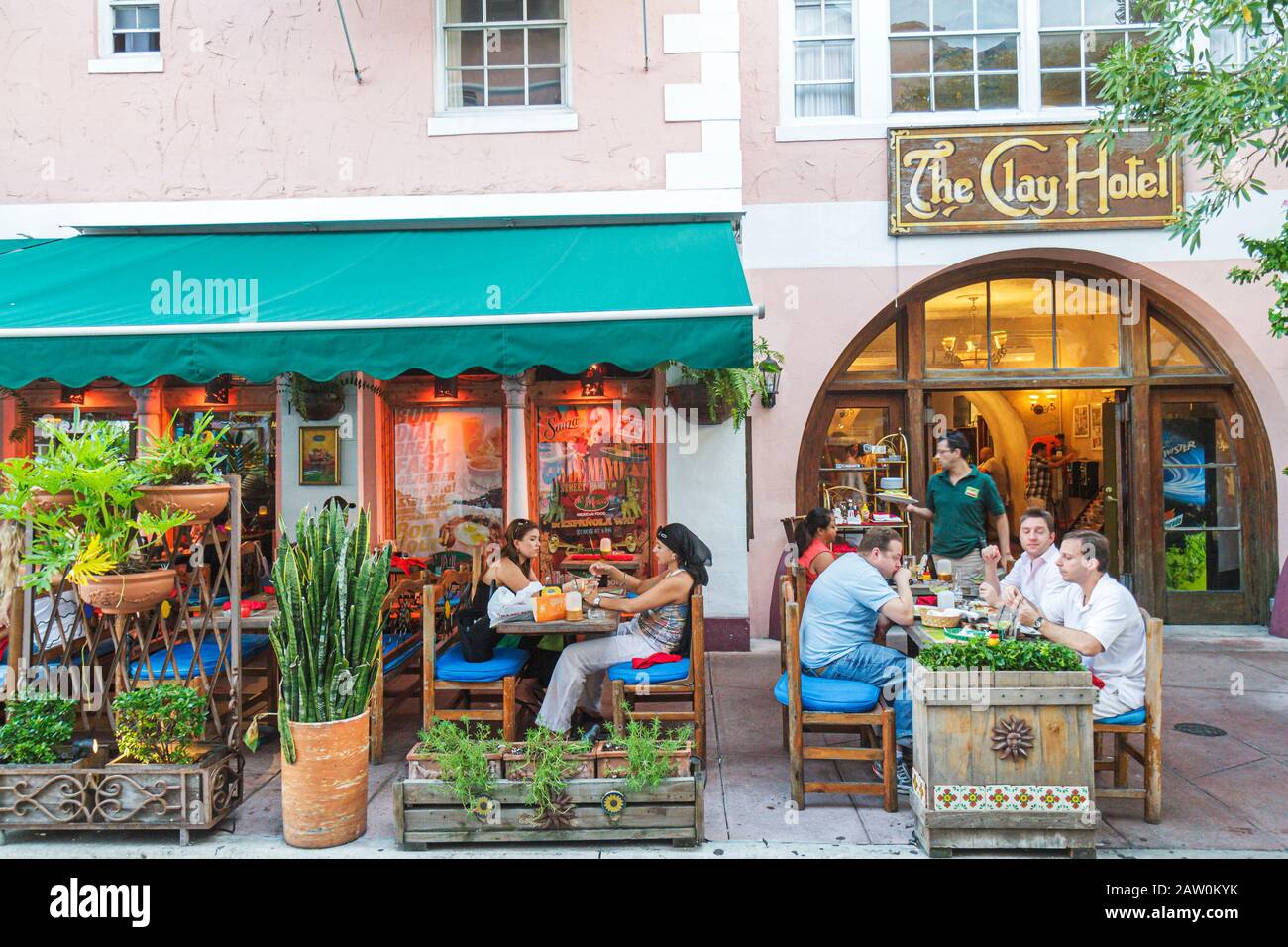 Miami Beach Florida, Espanola Way, The Clay, Hotel, Restaurant Restaurants Essen Essen Essen Cafe Cafés, Außenterrasse Tische, Tische, FL101031002 Stockfoto