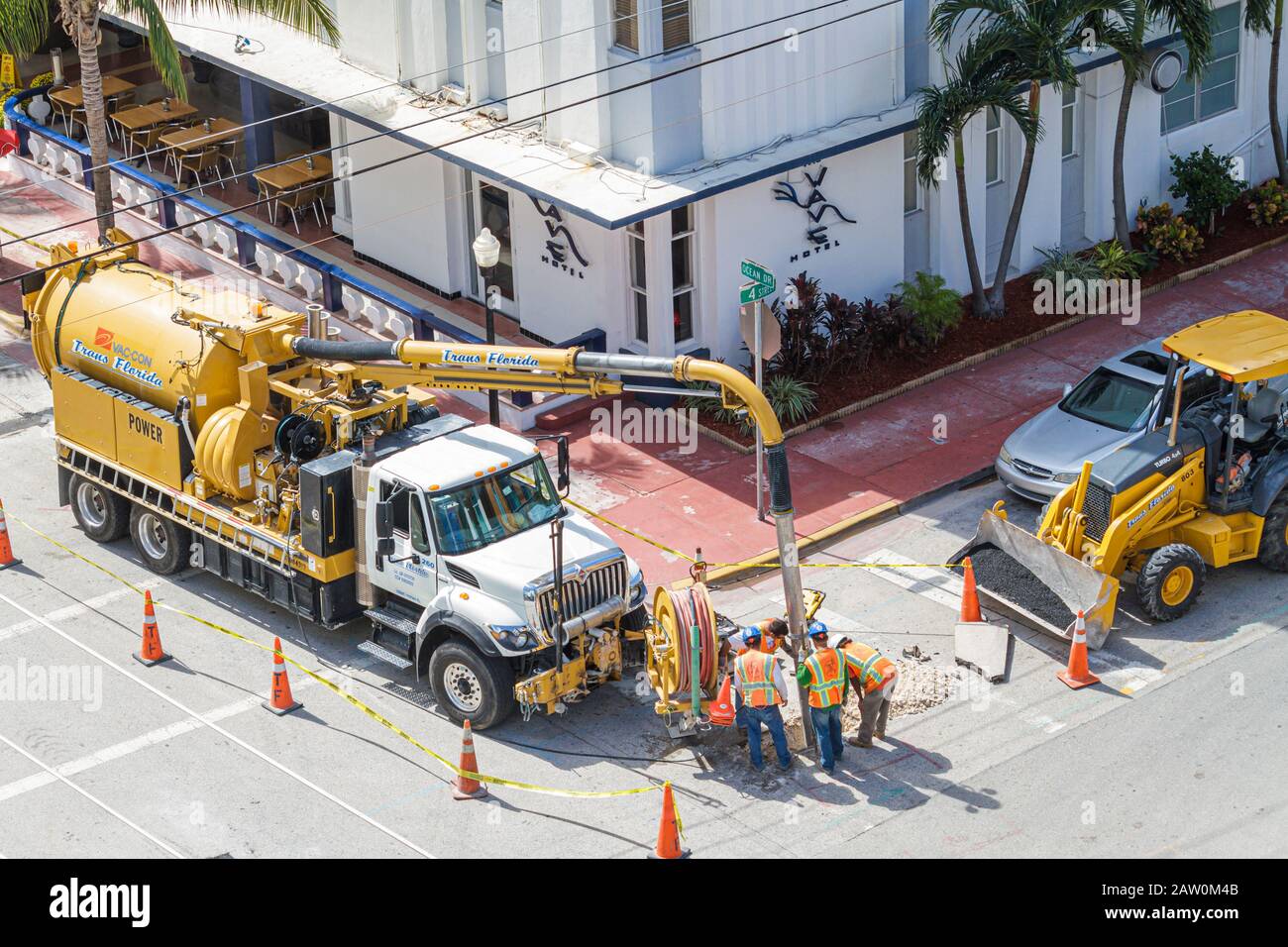 Miami Beach, Florida, Ocean Drive, Kapitalverbesserung, Straßenreparatur, Wasserleitung, Stadtarbeiter, Hartmützen, Abwasserreinigungsgeräte, FL101031036 Stockfoto