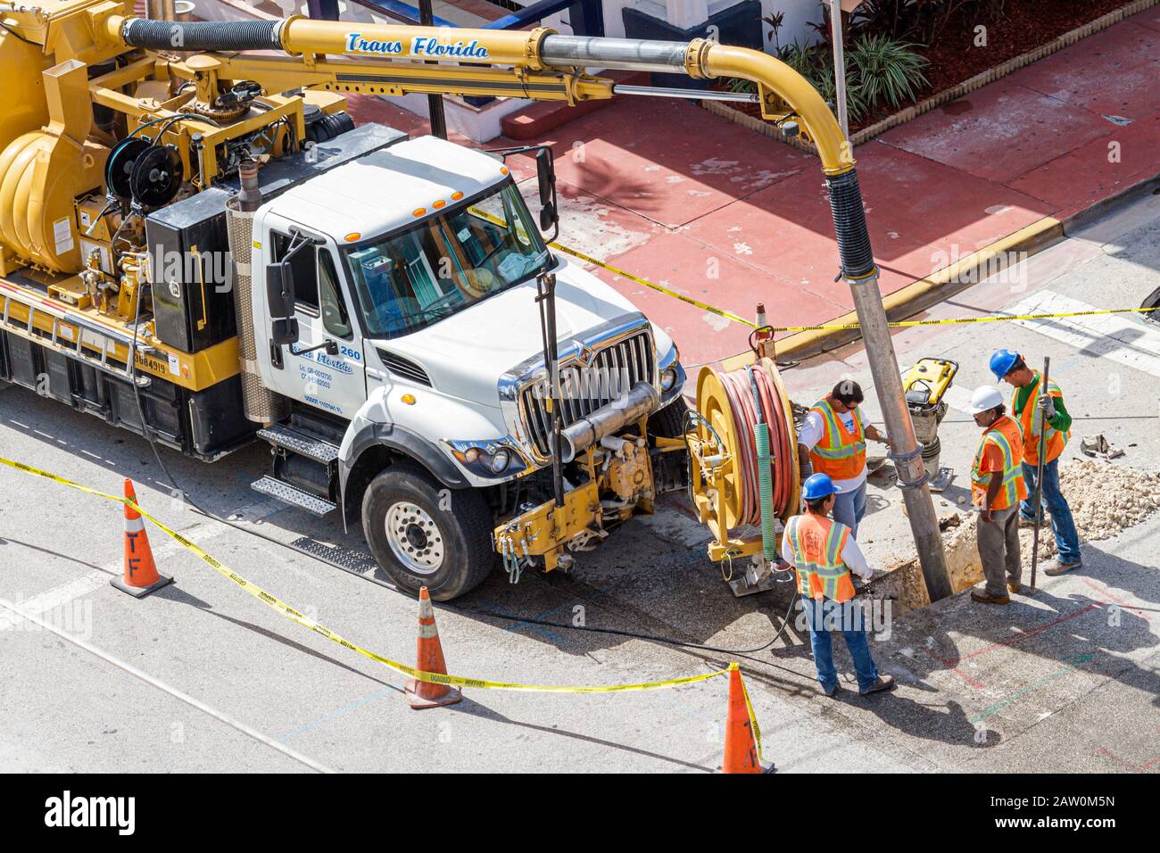 Miami Beach, Florida, Ocean Drive, Kapitalverbesserung, Straßenreparatur, Wasserleitung, Stadtarbeiter, Hartmützen, Abwasserreinigungsgeräte, FL101031038 Stockfoto