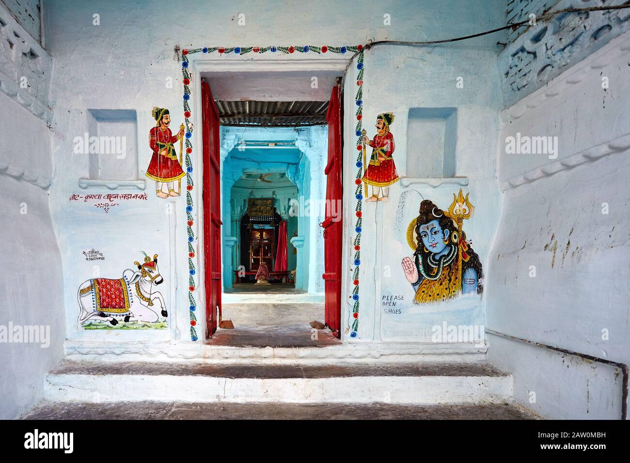 Udaipur, RAJASTHAN, INDIEN - 03. MÄRZ 2015: Schöne Bilder von Gott Shiva und heiliger Kuh im Haustempel in der Stadt Udaipur Stockfoto