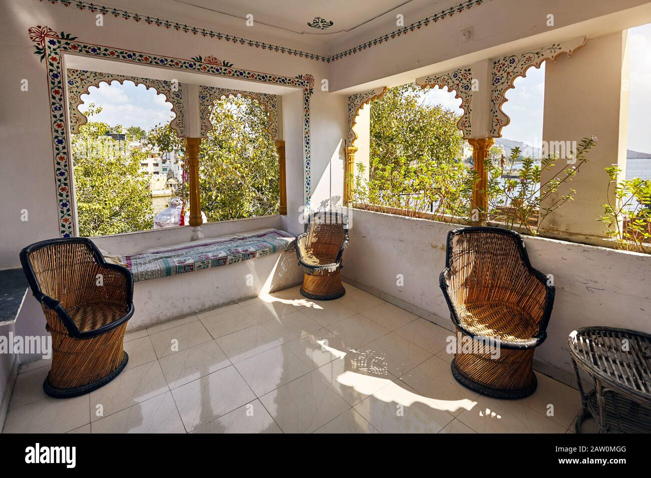 Balkon auf dem Dach des Hotels im traditionellen Rajasthani-Stil mit schöner Aussicht auf den Pichola-See in Udaipur, Rajasthan, Indien Stockfoto