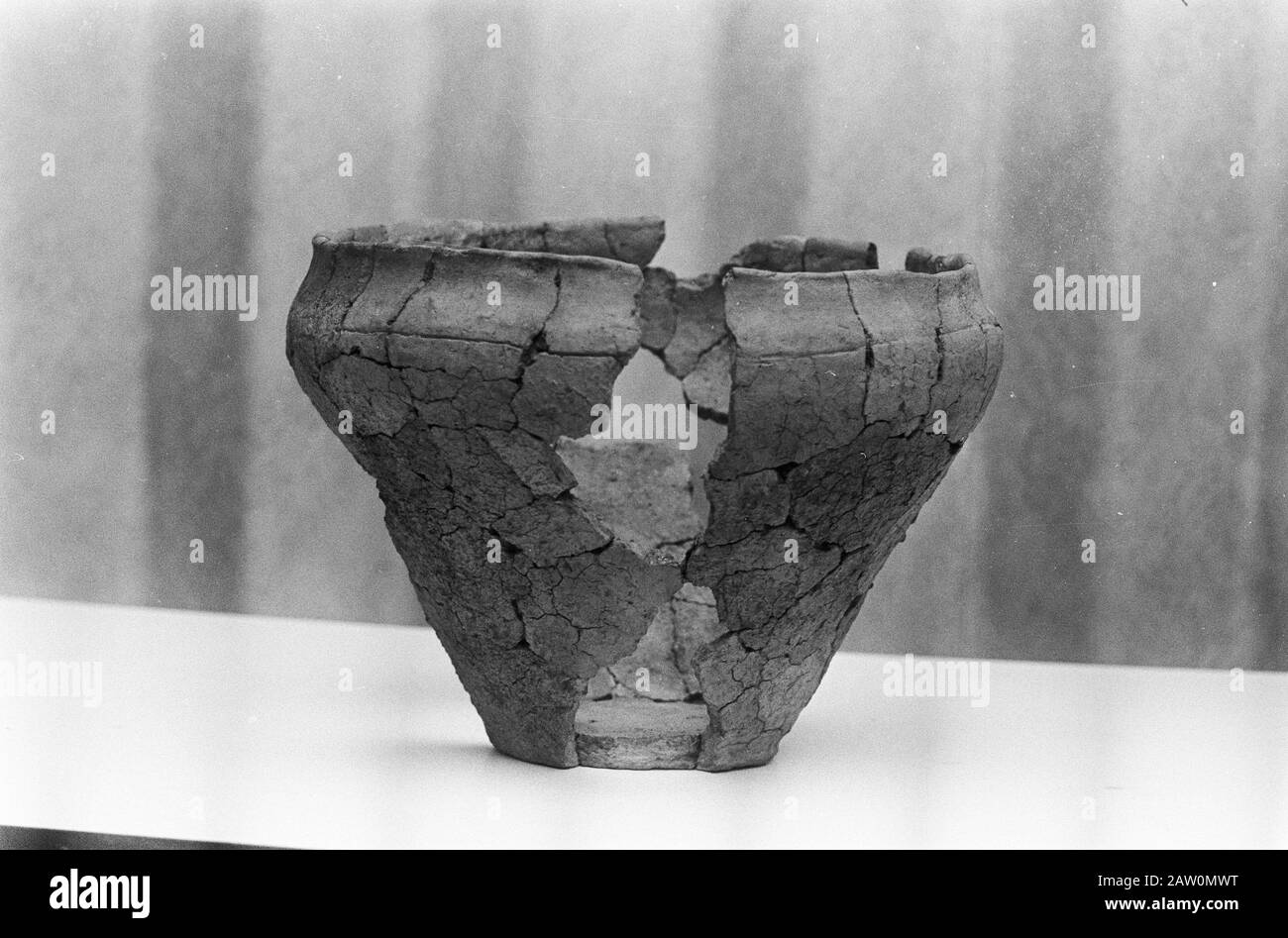 Siedlung Eisenzeit bei Haps unter Cuyck. Einer der Spezialisten zum Arbeiten Datum: 10. November 1967 Standort: Cuijk Schlüsselwörter: Abrechnung, FACHZEITEN Stockfoto