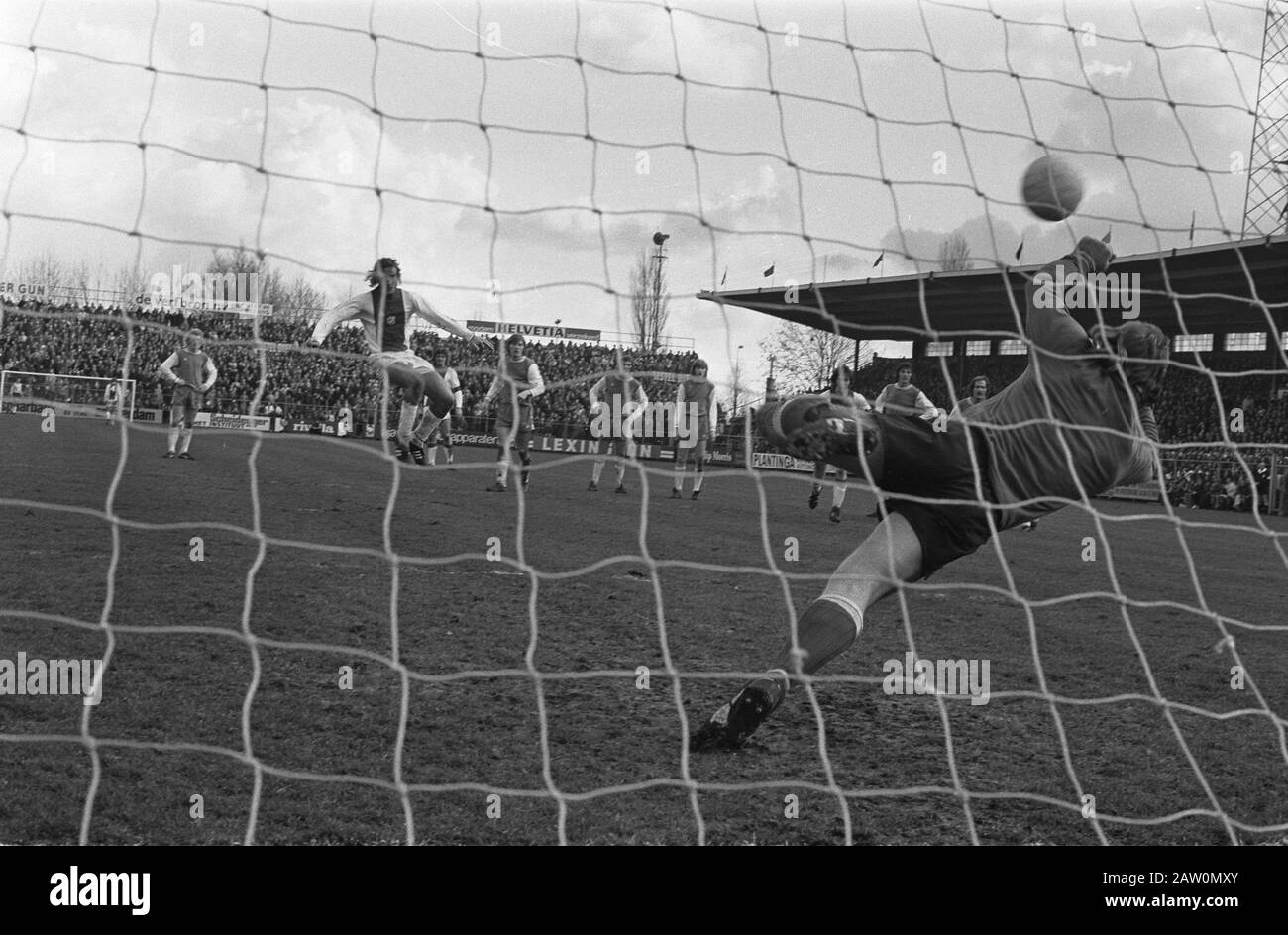 AJAX gegen AZ '67: 2-0 Neeskens erzielte ab Strafdatum: 3. März 1974 Ort: Alkmaar, Nordholland Schlüsselwörter: Sport, Fußball Personenname: Neeskens, Johan: Unbekannt / Anefo Urheberrechtsinhaber: National Archives Materialtyp: Negativ (schwarz/weiß) Archivnummer: Siehe Zugriff 2.24.01.05 Stockfoto