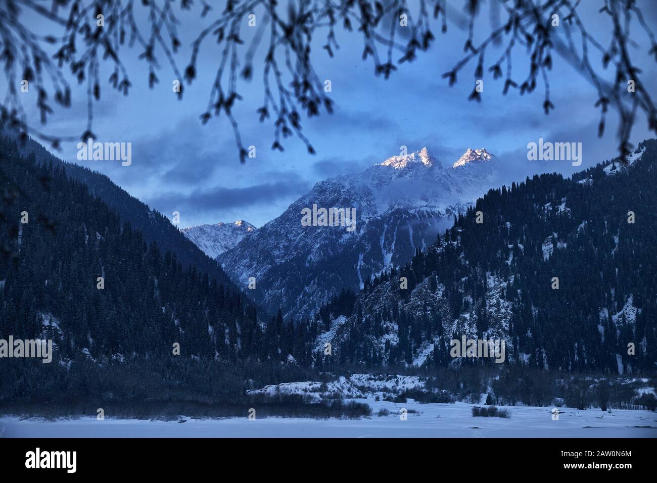 Wunderschöner Sonnenaufgang auf dem Gipfel der Winterberge am Issyk Lake in Kasachstan. Stockfoto