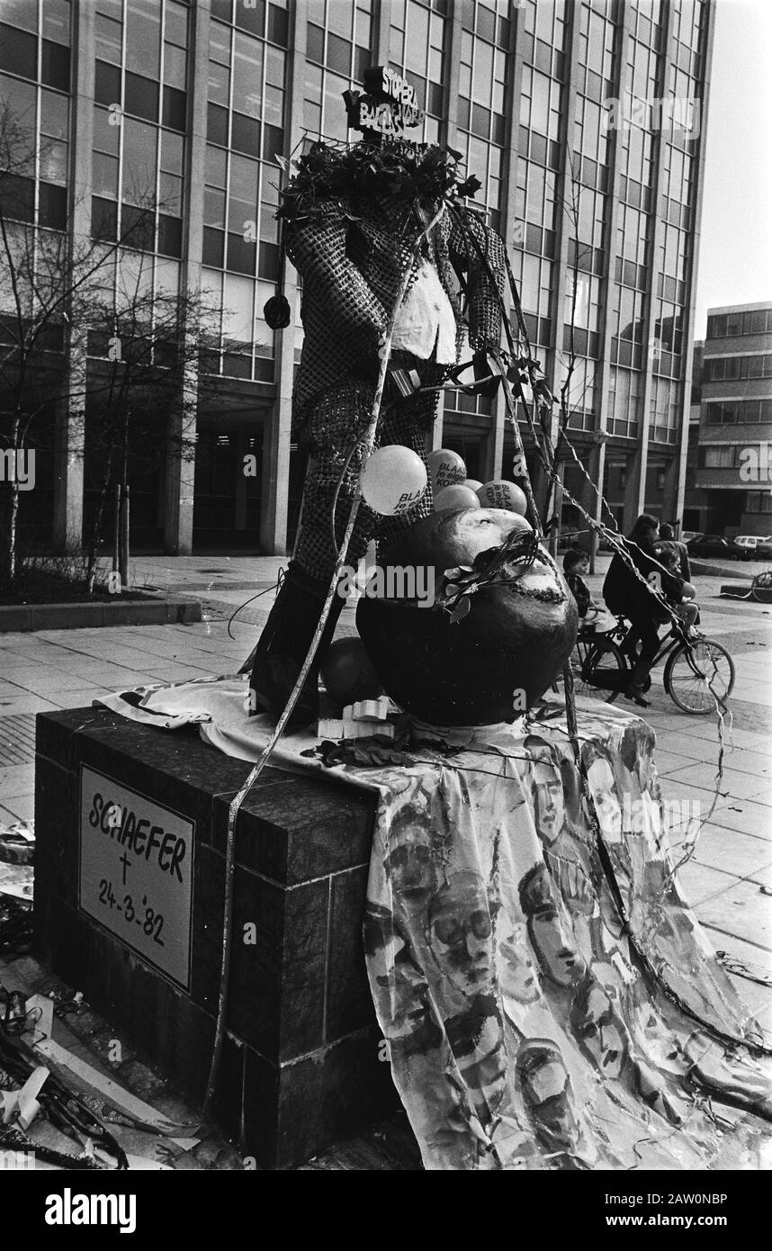 Neues Bild Sockel Wibauthuis von Aktivisten von Schaefer mit dem Kopf zu seinen Füßen (Kopf legt Wrecker für) Datum: 9. März 1982 Schlüsselwörter: Bilder Stockfoto