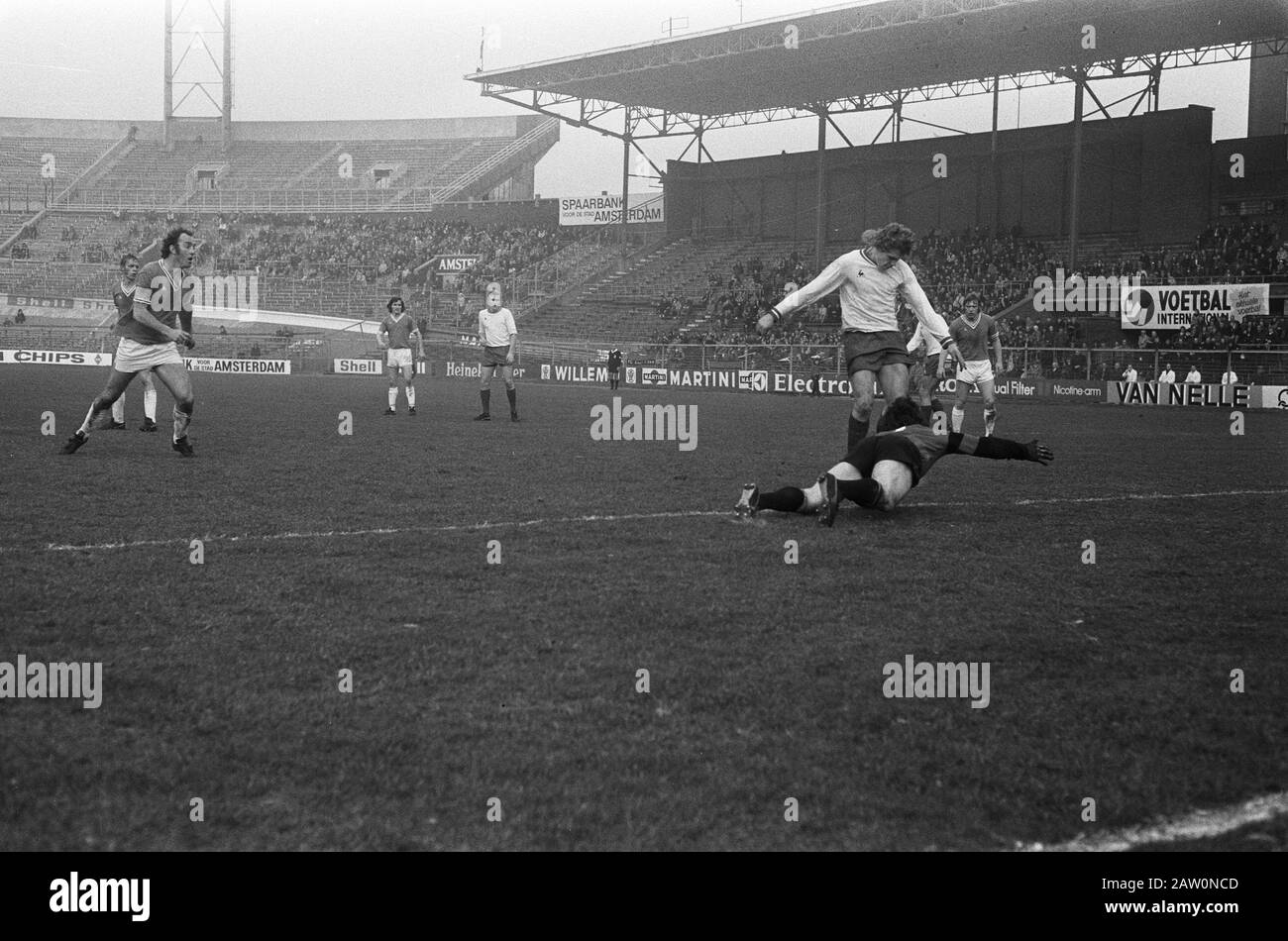 Amsterdam -Telstar: 3-1 Nico Jansen erzielte 1-0 Datum: 17. Februar 1974 Ort: Amsterdam, Noord-Holland Schlagwörter: Sport, Fußball Personenname: Jansen, Nico : Unbekannt / Anefo Urheberrechtsinhaber: National Archives Material Typ: Negativ (schwarz/weiß) Archivnummer: Siehe Zugang 2.24.01.05 Stockfoto