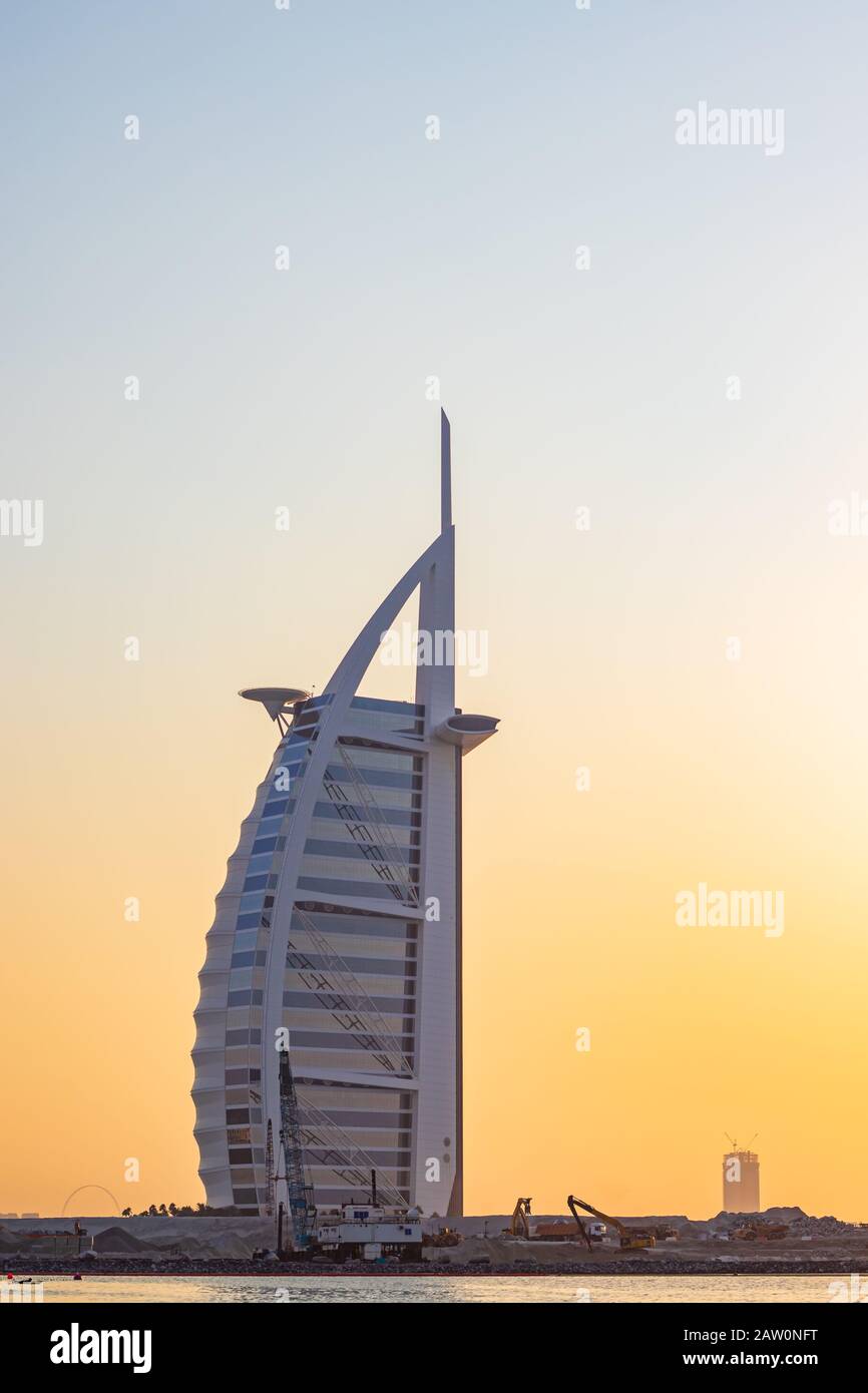 November 2019; Dubai, Vereinigte Arabische Emirate; Burj Al Arab - das 7-Sterne-Hotel während des Sonnenuntergangs. Stockfoto