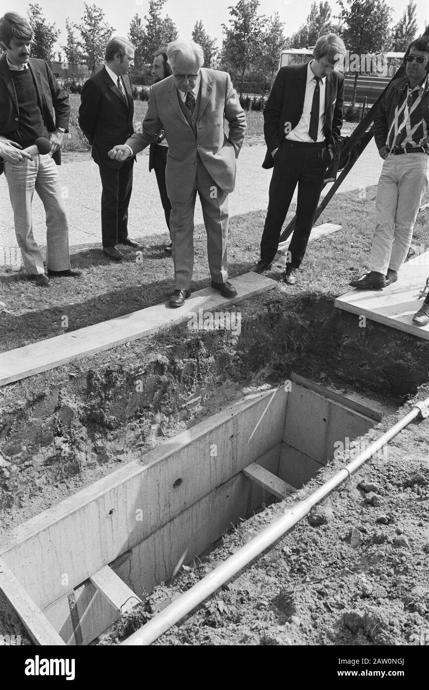 Neues Krematorium zum Ookmeerweg, Amsterdam Neues Grab auf dem Friedhof Datum: 19. Mai 1971 Ort: Amsterdam, Noord-Holland Schlüsselwörter: Friedhöfe, Gräber Stockfoto