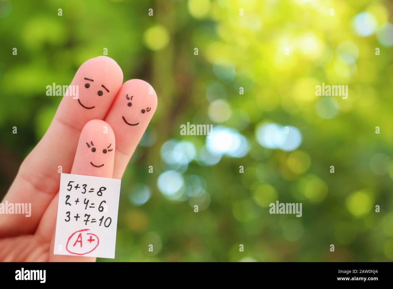Finger Kunst der glücklichen Familie. Konzept der Kind erhielt gute Note. Stockfoto
