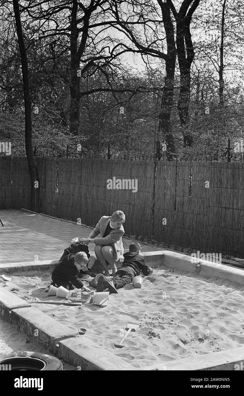 Neues Observatorium für behinderte Kinder in der Vondelstraat Amsterdam, Spielplatzdatum: 20. April 1967 Ort: Amsterdam Schlagwörter: Kinder, Behinderte, Spielplätze Stockfoto