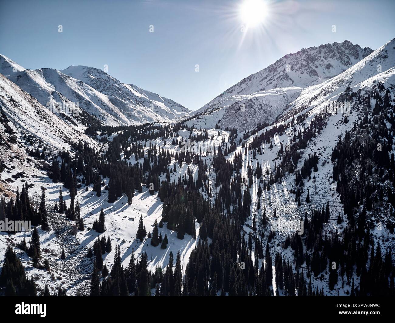 Luftaufnahme der Winterlandschaft bei sonnigen Tagen in der Almarasan-Schlucht in Almaty, Kasachstan. Stockfoto