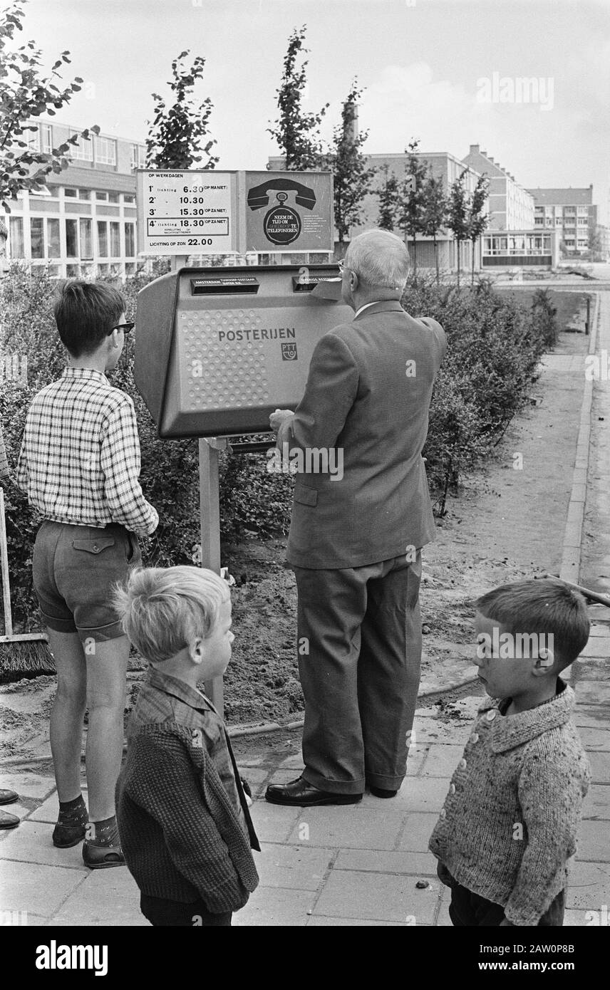 Neue Mailbox in Amsterdam Polyester in Derkinderenstraat in zwei Farben Datum: 11. Juli 1963 Ort: Amsterdam, Noord-Holland Schlüsselwörter: Postfächer, Post Stockfoto
