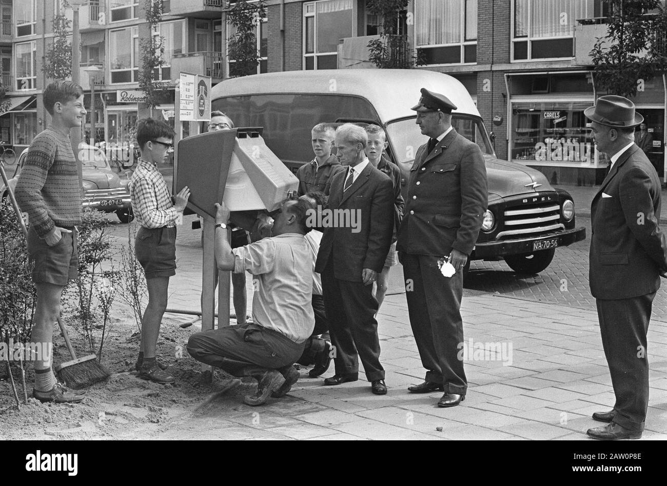 Neues Postfach in Amsterdam Polyester in der Derkinderenstraat in zwei Farben. Technisches Personal vA PTT, das die letzte Schraube festgezogen hat. Datum: 11.Juli 1963 Ort: Amsterdam, Noord-Holland Stichwörter: Postfächer, Post Stockfoto