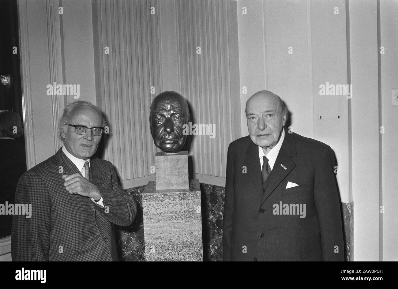 Neue Arbeiten im Theater, Amsterdam; Bronzekopf von Albert Dalsum verbindet den Bildhauer Professor V. P. S. Esser. Datum: 28.Oktober 1970 Ort: Amsterdam, Noord-Holland Schlüsselwörter: Stadttheater, Bildhauer, Art Person Name: Dalsum, Albert, Esser, V.P.S. Stockfoto