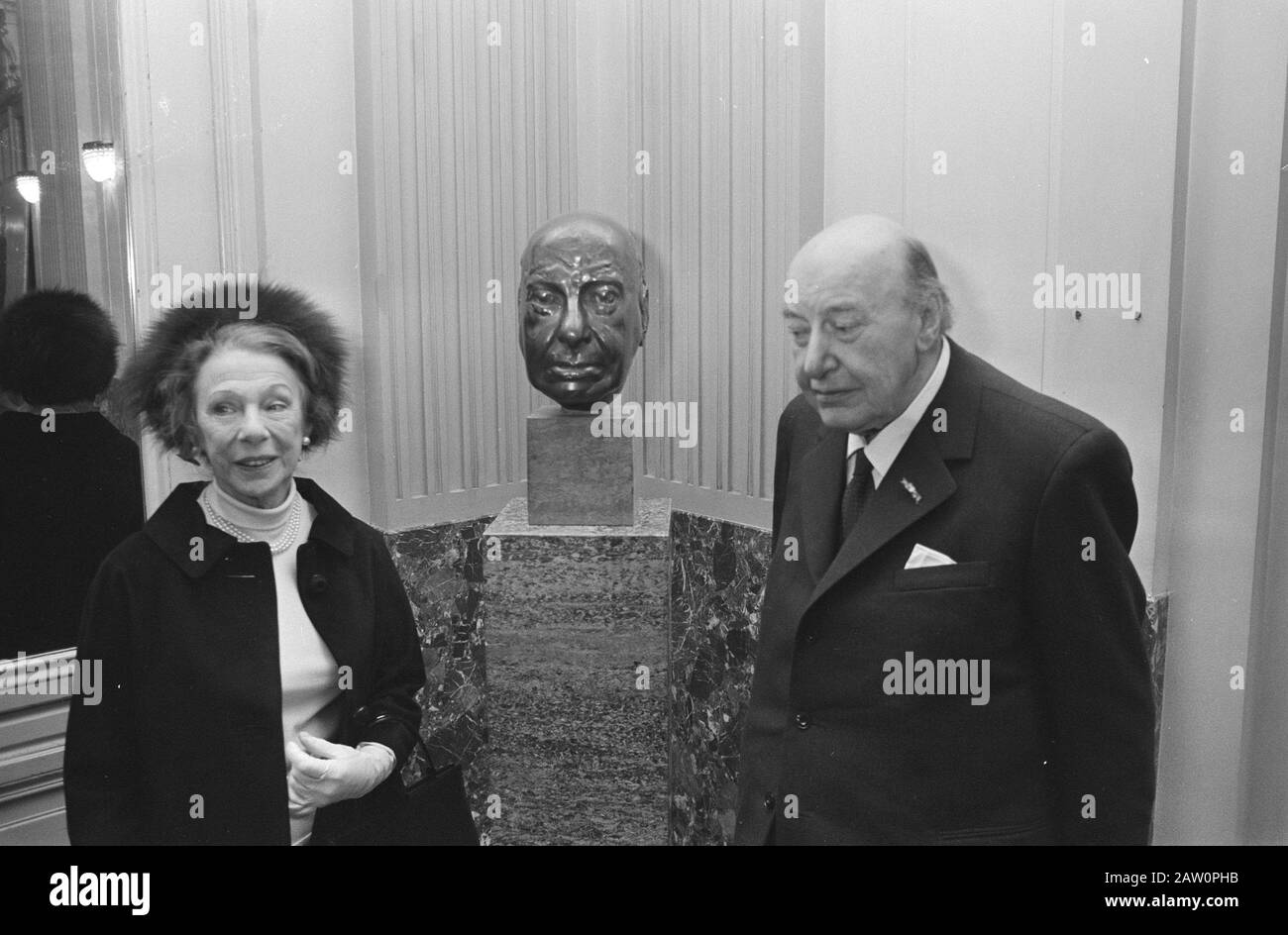 Neue Arbeiten im Theater, Amsterdam; Nr. 8A, 9A. Linke Charlotte Kohler, (rechts) Von Dalsum Datum: 28. Oktober 1970 Standort: Amsterdam, Noord-Holland Schlagwörter: Stadttheater, Art Person Name: Charlotte Kohler Stockfoto