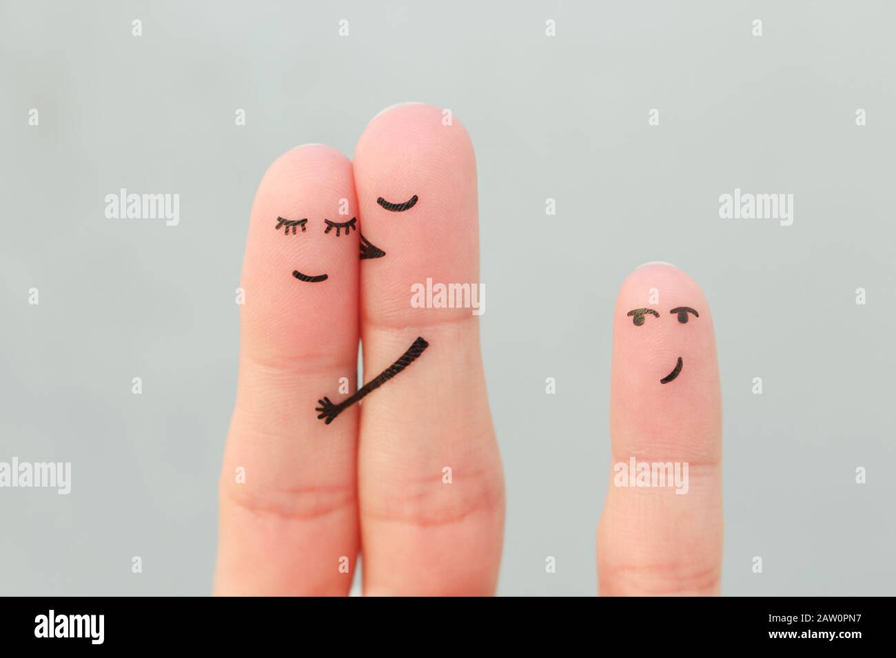 Finger Kunst der glücklichen Familie. Konzept der Paar küsst, Kind blicke nach Ihnen. Stockfoto