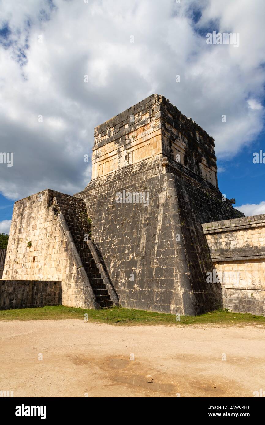 Maya Tempel über dem alten Ballplatz (juego de pelota) in Chichen Itza, von dem aus Priester und Königliche das Spiel von Pok-a-Tok unter t spielten Stockfoto