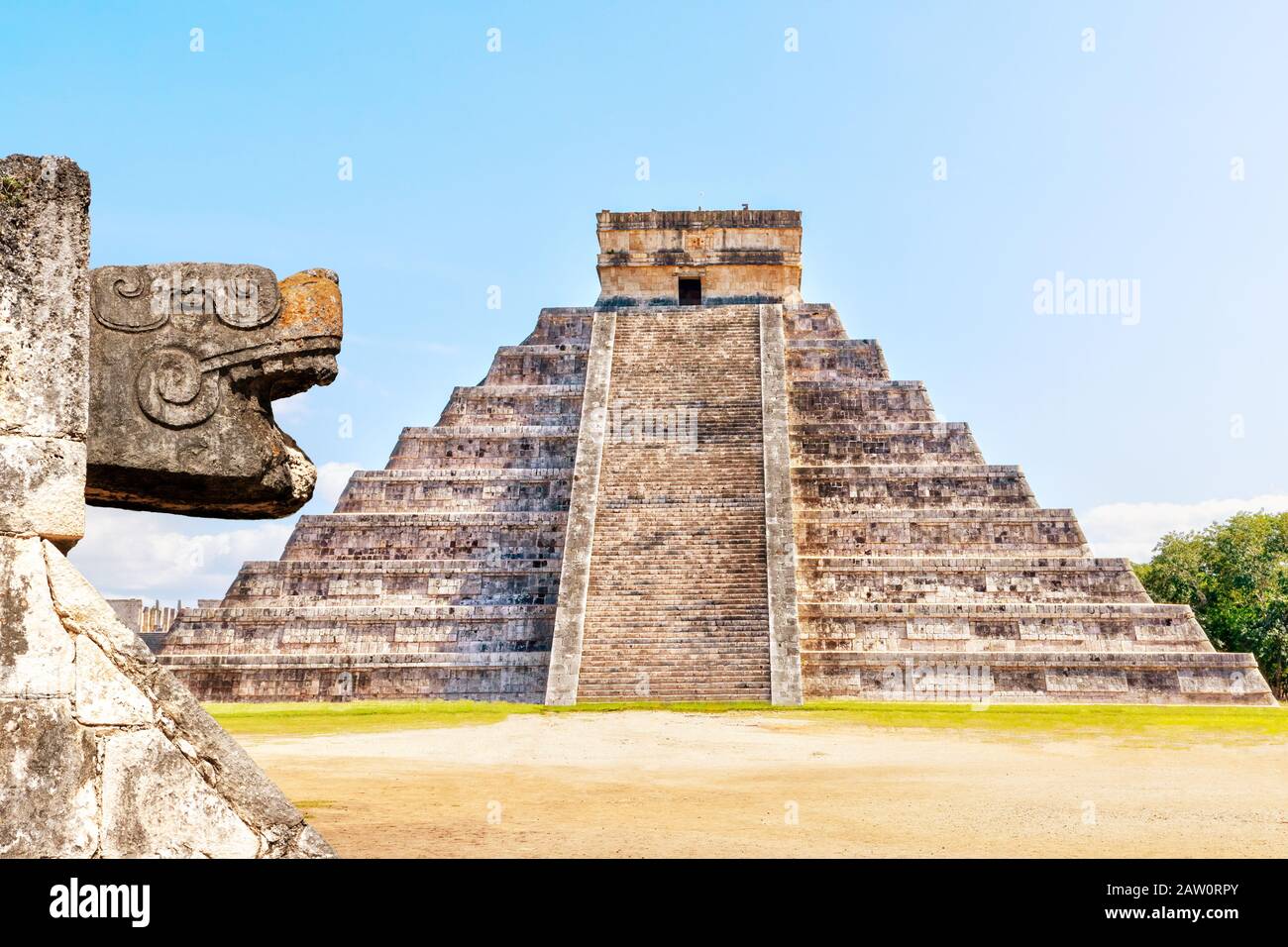 Die jahrhundertealte Maya Schlangenkopf-Skulptur und der Tempel der Kukulcan Pyramide in Chichen Itza auf der Halbinsel Yucatan in Mexiko. Ein Welterbe, IT i Stockfoto