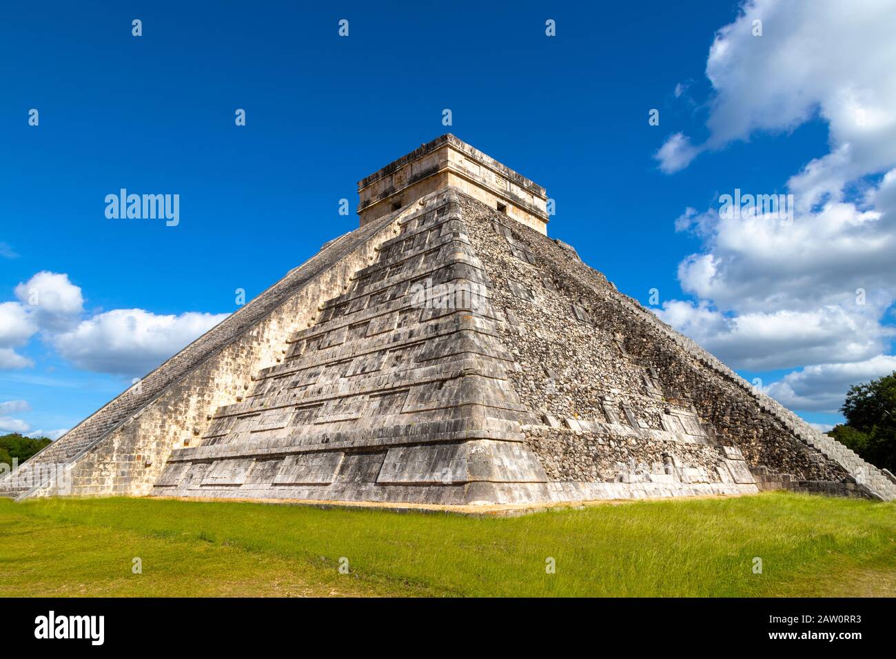 Der jahrhundertealte Tempel von Kukulkan in Chichen Itza, einer der größten Städte der Maya, die von Archäologen in Mexiko entdeckt wurden. Auch bekannt als El Castillo oder Stockfoto
