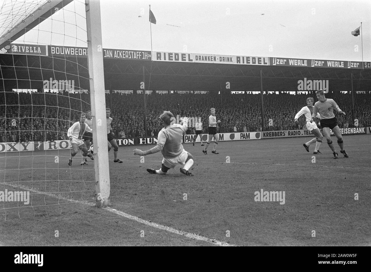 Go-Ahead Ajax 2:1 Nuninga erzielte für Ajax; Keeper V Zoghel wird besiegt. Datum: 18.August 1968 Ort: Deventer, Gelderland Schlüsselwörter: Tore, Torhüter, Fußball-Personenname: Nuninga Klaas, Zoghel, Nico van Stockfoto