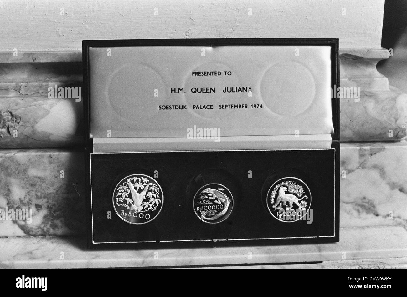 Königin Juliana und Prinz Bernhard erhielten Münzserien des WWF aus den Händen des indonesischen Botschafters Sutopo Yuwono Projohandoko im Schloss Soestdijk Datum: 25. September 1974 Schlüsselwörter: Münzen, Botschafter, Königinnen, Name der Einnahmeperson: Bernhard, Fürst, Juliana (Königin Niederlande) Stockfoto