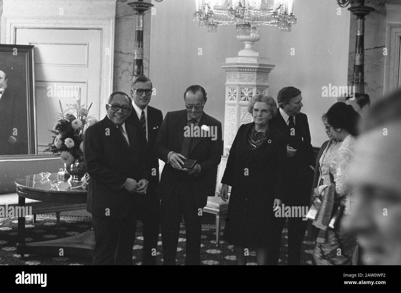 Königin Juliana und Prinz Bernhard erhielten Münzserien des WWF aus den Händen des indonesischen Botschafters Sutopo Yuwono Projohandoko im Schloss Soestdijk Datum: 25. September 1974 Schlüsselwörter: Münzen, Botschafter, Königinnen, Name der Einnahmeperson: Bernhard, Fürst, Juliana (Königin Niederlande) Stockfoto