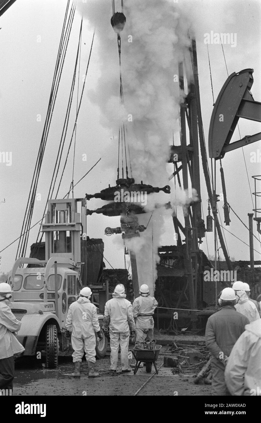 Ölbrunnen in Schoonebeek (Drenthe); Techniker sehen die nach oben sputende Ölmasse und Versuche Ventil Anwendung Datum: 9. November 1976 Standort: Drenthe, Schoonebeek Schlüsselwörter: Öl Stockfoto