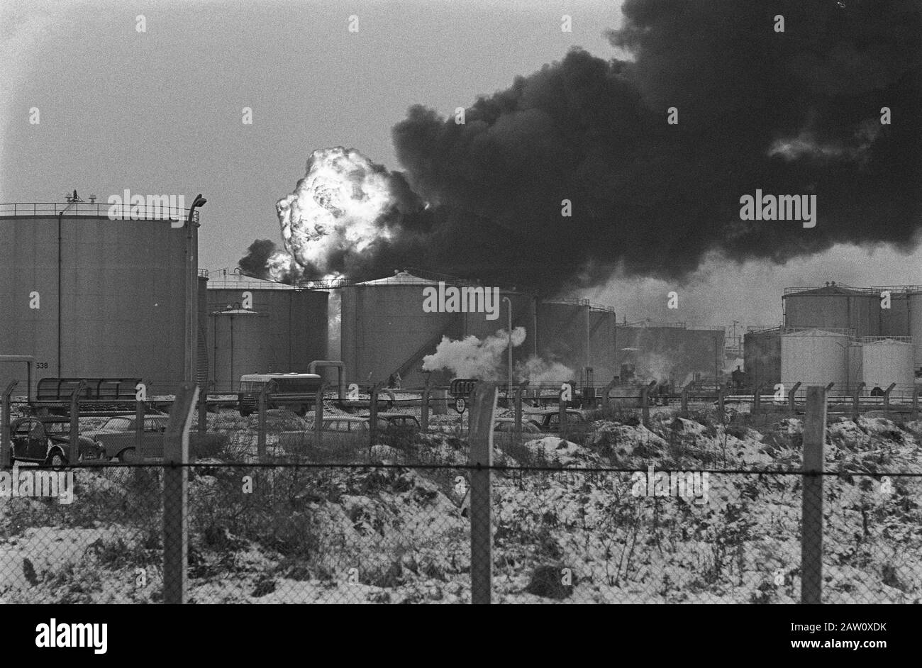 Tankfeuer in Botlek, riesige Rauchwolken über Botlek Datum: 13. Januar 1968 Schlüsselwörter: Brennend, Öltanker, Rauch Stockfoto