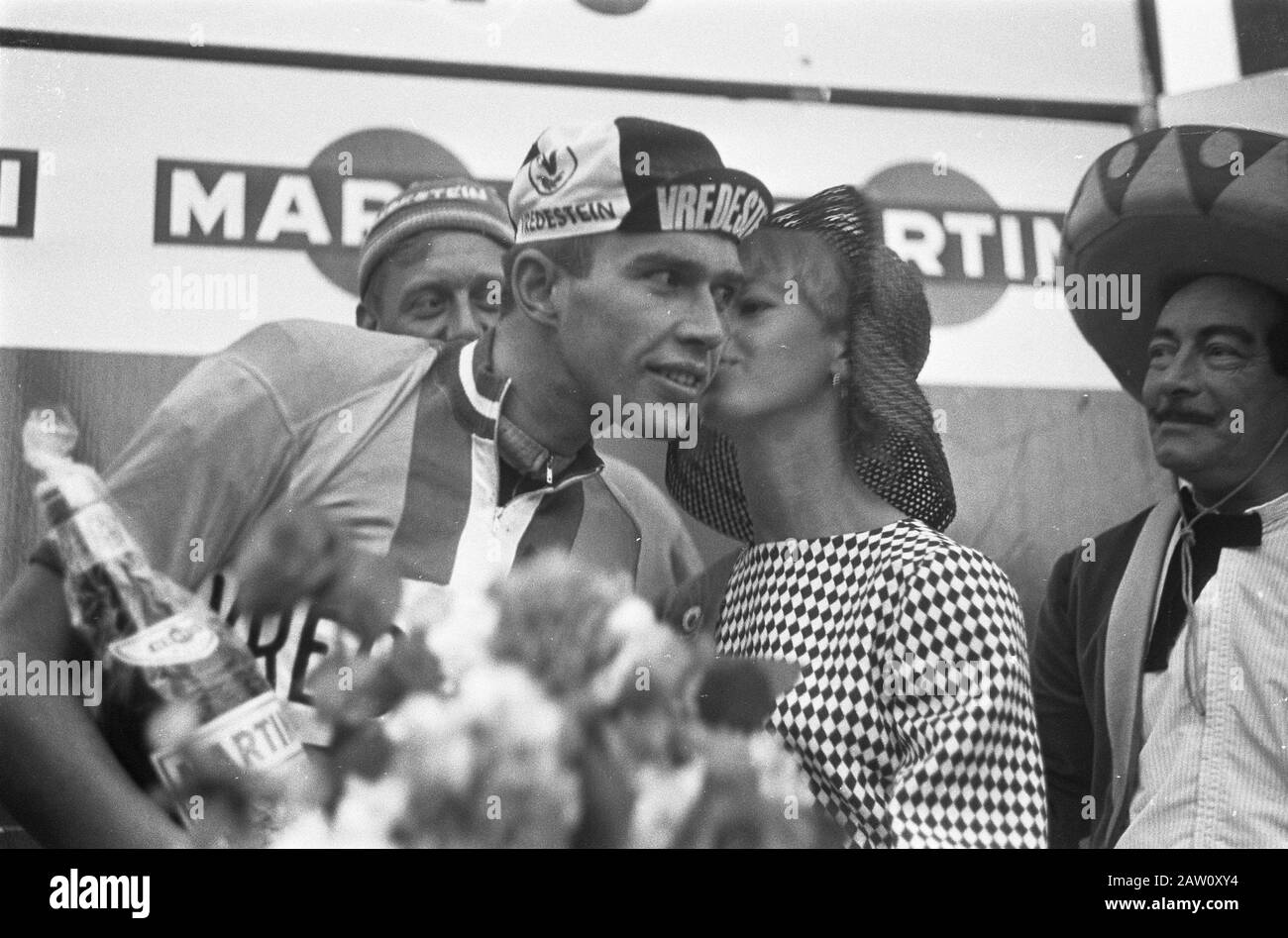 Olympia's Tour First Stage, Bongers erhalten Kuss vom Tour-Miss-Datum: 24. Mai 1967 Schlagwörter: Rad-Person Name: Bongers Stockfoto