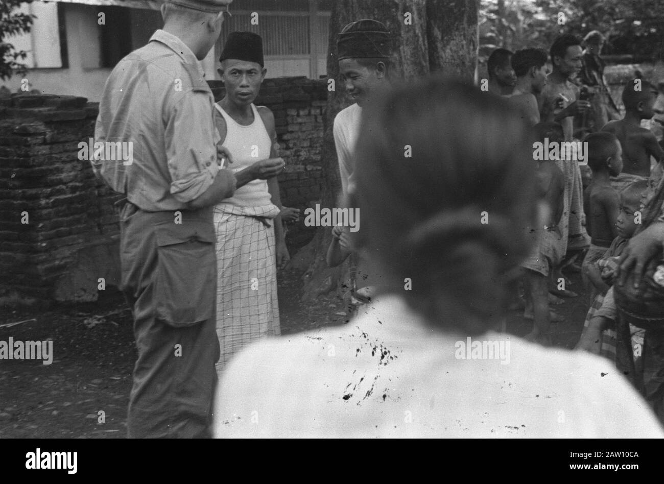 Dörfer rund um Cheribon Umwelt Cheribon. Wenn der Funkwagen ins Dorf kommt, wird die Bevölkerung am Rande zurückschrecken, aber auch dort erreichten sie die Stimme ihrer eigenen Landsleute, die die holländischen Soldaten von Djocja einflößt fürchten, verschwinden mit ihnen. Dann tauchen sie auf und sie begrüßen die Soldaten, die wiederum geben, was sie geben, Zigaretten und Snacks, die dankbar angenommen werden Datum: 29. Oktober 1947 Ort: Cirebon, Indonesien, Niederländisch-Ostindien Stockfoto