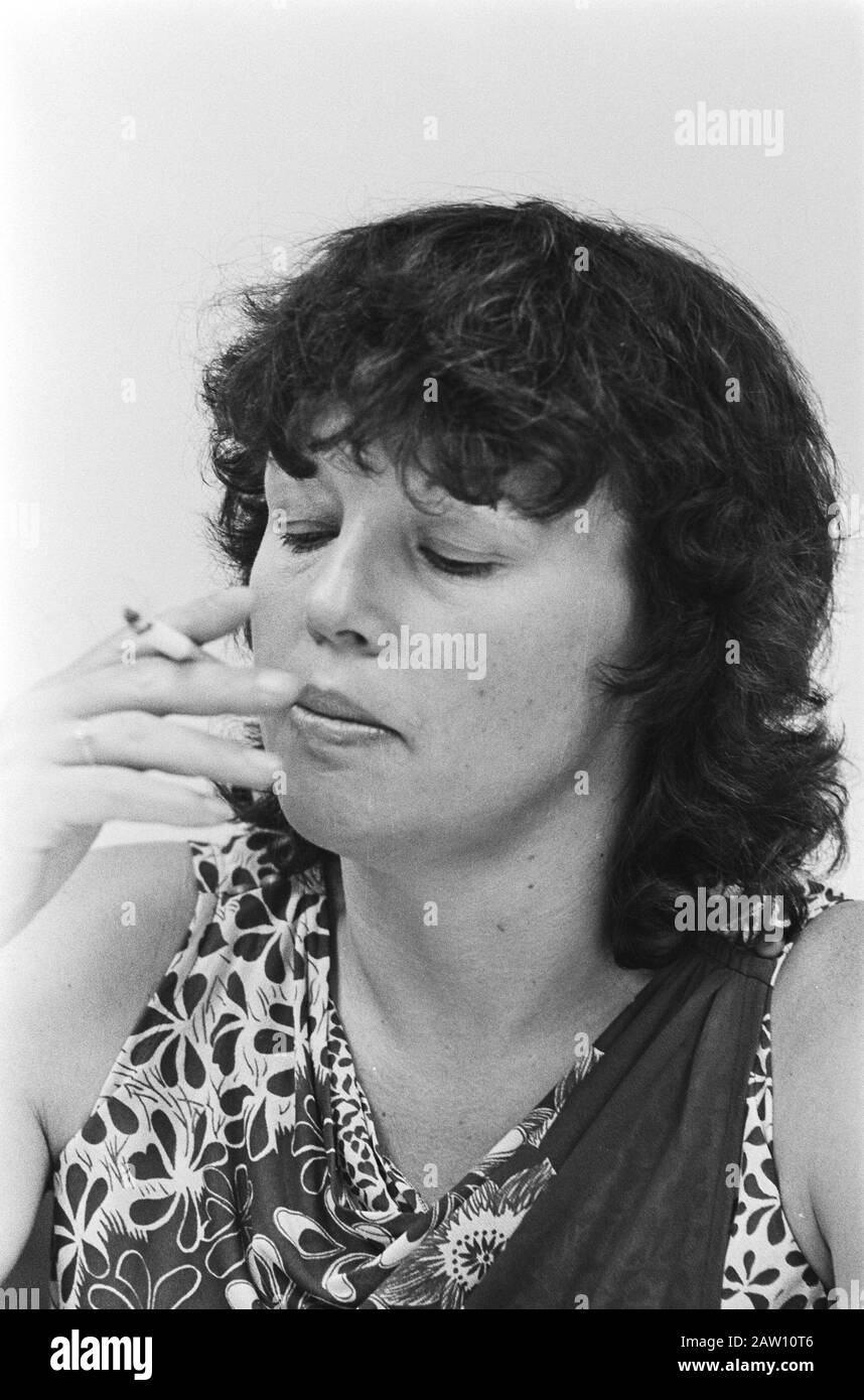 Pressekonferenz von Vara zur Politik der Zukunft und angekündigte Entlassungen. Ilona Bosman (staatliche Unterstützung) Datum: 24. Juni 1983 Schlüsselwörter: Sparpolitik, Sender, Pressekonferenzen, Porträts, Reorganisationen Institution Name: Vara Stockfoto