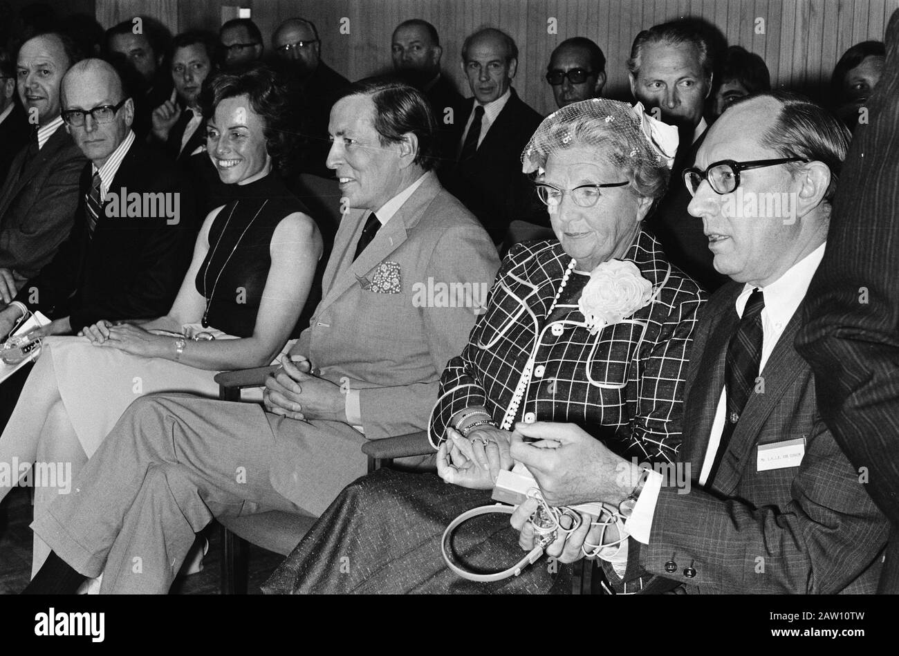 Symposion in den Haag über die neue Internationale Wirtschaftsordnung Königin Juliana und Prinz Claus am Ende der Sitzung Datum: 24. Mai 1975 Ort: Den Haag, South Holland Schlüsselwörter: Queens, Princes Person Name: Claus, Prince, Juliana, Queen Stockfoto