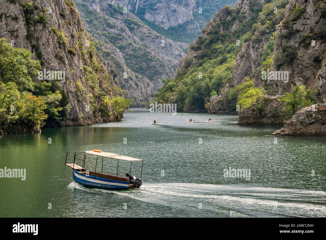 Boot, Kajakfahrer am Matka Lake im Matka Canyon bei Skopje, Nord-Mazedonien Stockfoto