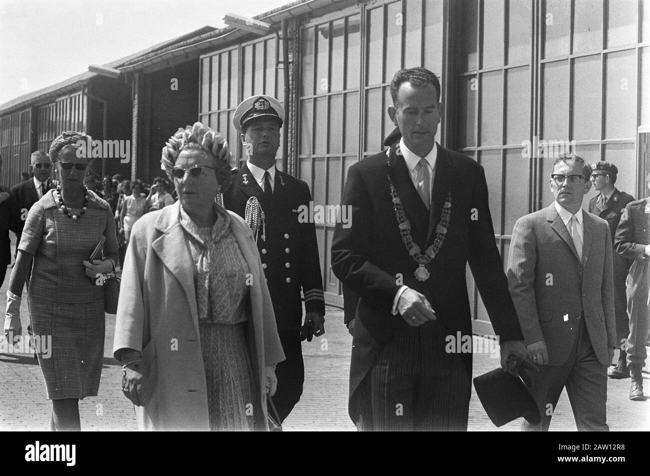 Königin Juliana besucht einige Wattenkönigin Juliana und den rechten Bürgermeister G. Rombout van Vlieland Datum: 10. Juli 1967 Ort: Vlieland, Wattenkeynwörter: Besuch, Bürgermeister, Königinnen Personenname: Juliana (Königin Niederlande), Rombout, G. Stockfoto