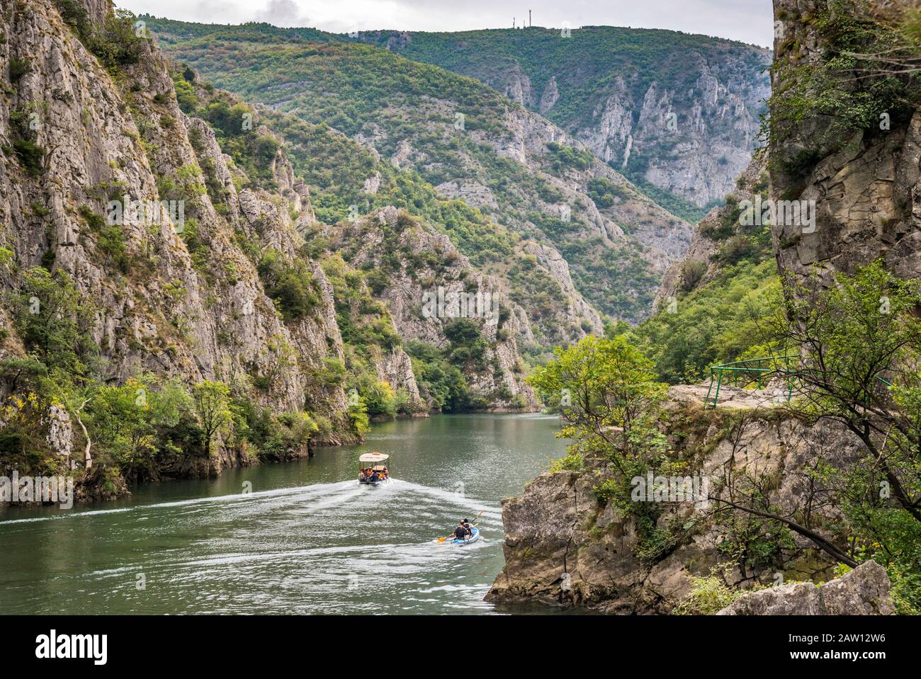 Boot, Kajakfahrer am Matka Lake im Matka Canyon bei Skopje, Nord-Mazedonien Stockfoto