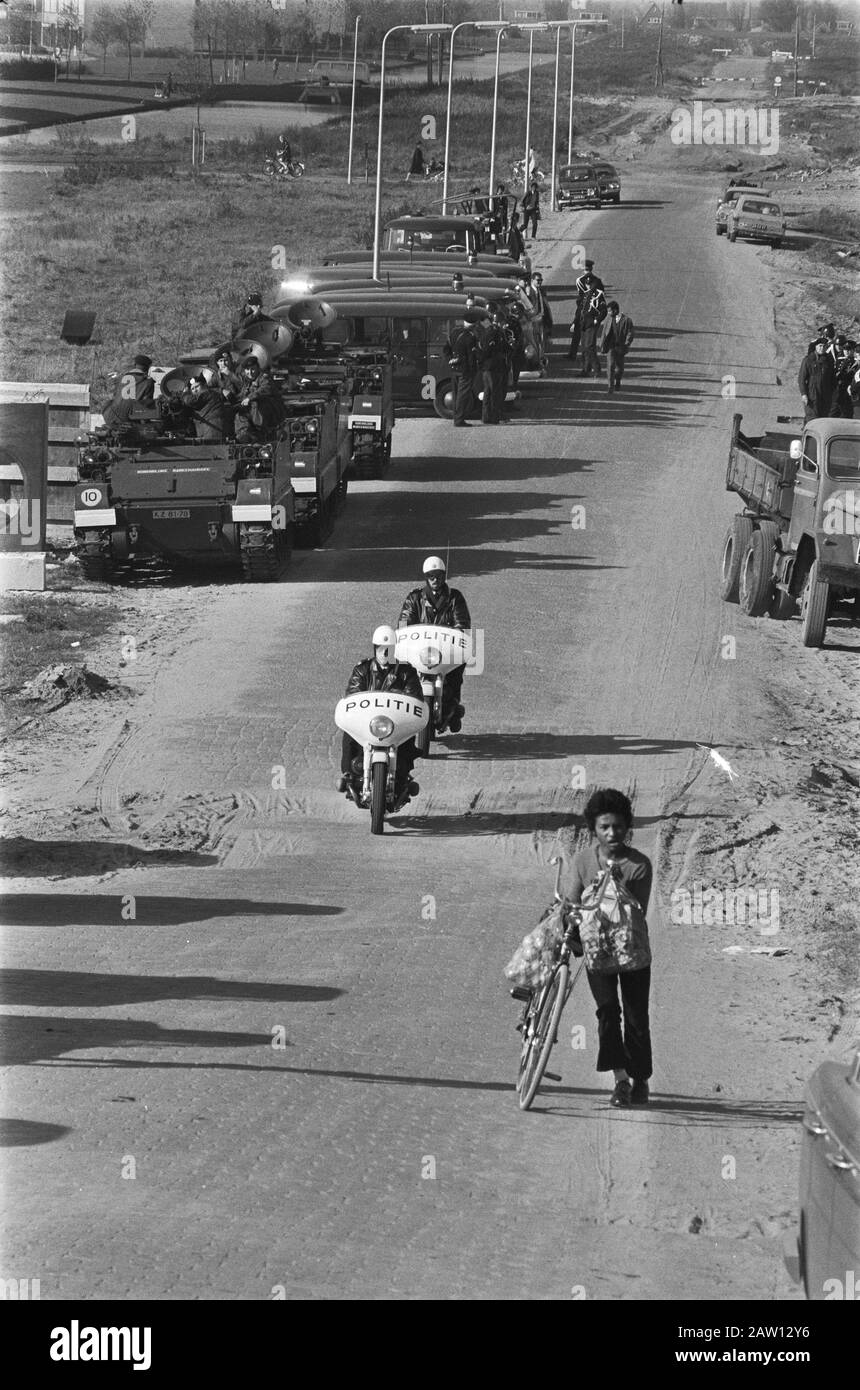 CA. Tausend polizeiliche Ermittlungen Ambonezenkamp-Waffen in Capelle aan den IJssel; Junge mit Fahrrad im Vordergrund und Motorradkops und Panzer; Überblick Datum: 15. Oktober 1970 Ort: Capelle aan den IJssel Schlüsselwörter: Ambonese, POLIZEI, WAFFEN, Lager Stockfoto