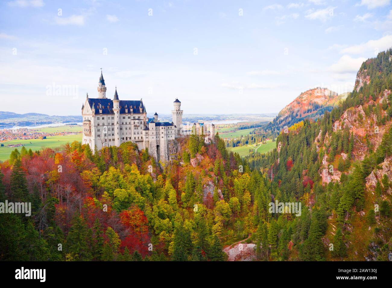 Blick auf das Schloss Neuschwanstein in Hohenschwangau, Deutschland im Herbst am Nachmittag im Herbst Farben umgeben. Stockfoto