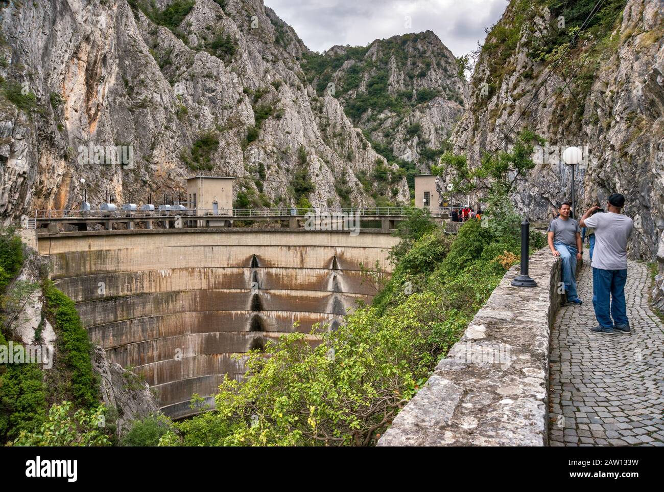 Besucher auf dem Wanderweg am Matka Dam, Matka Canyon bei Skopje, Nord-Mazedonien Stockfoto